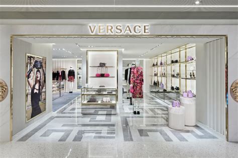 Versace retail strategy